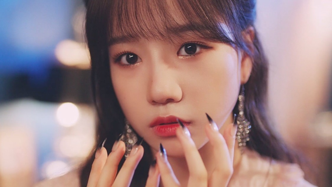 IZ*ONE「Vampire」MVより