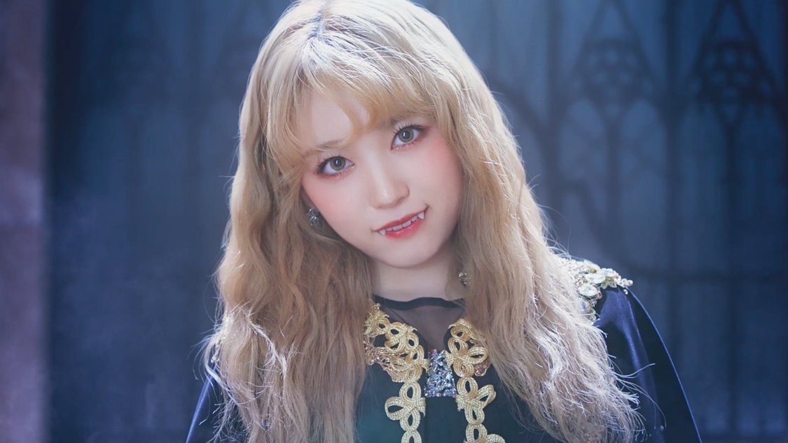 IZ*ONE「Vampire」MVより