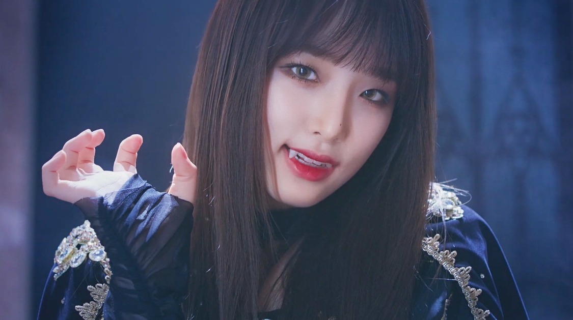 IZ*ONE「Vampire」MVより
