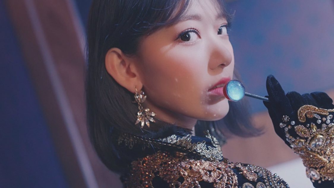 IZ*ONE「Vampire」MVより