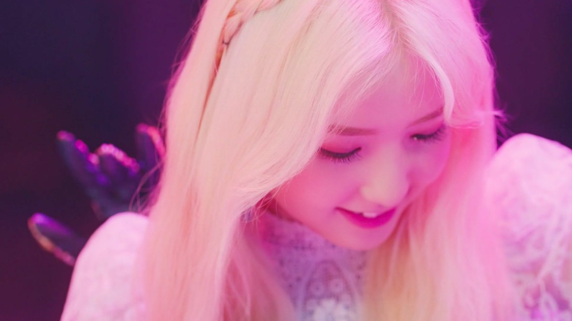 IZ*ONE「Vampire」MVより