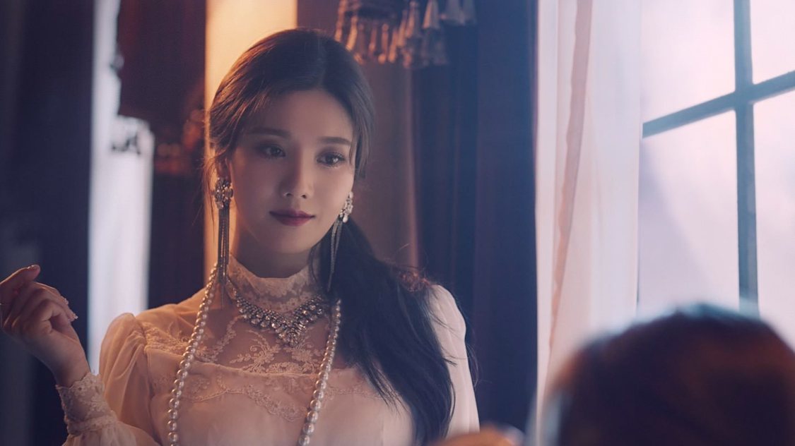 IZ*ONE「Vampire」MVより