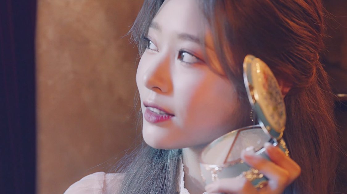 IZ*ONE「Vampire」MVより