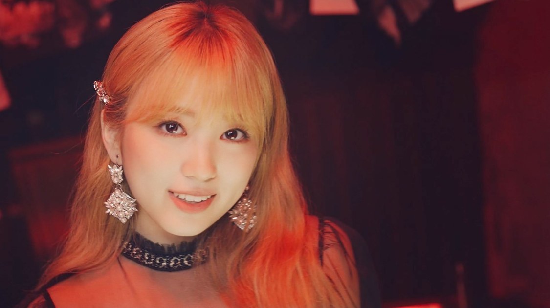 IZ*ONE「Vampire」MVより