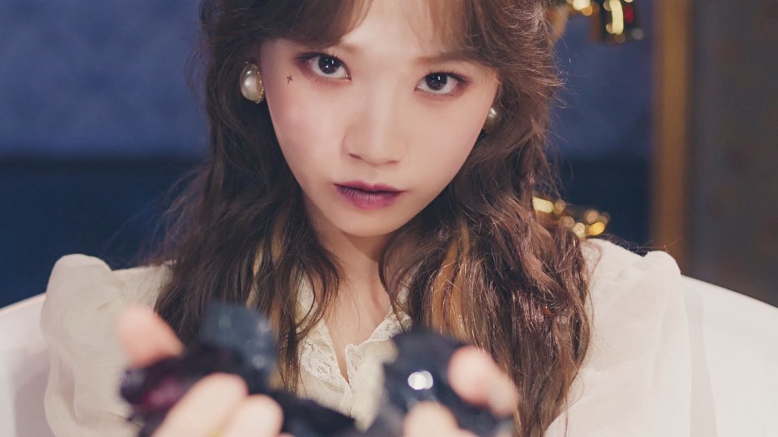 IZ*ONE「Vampire」MVより