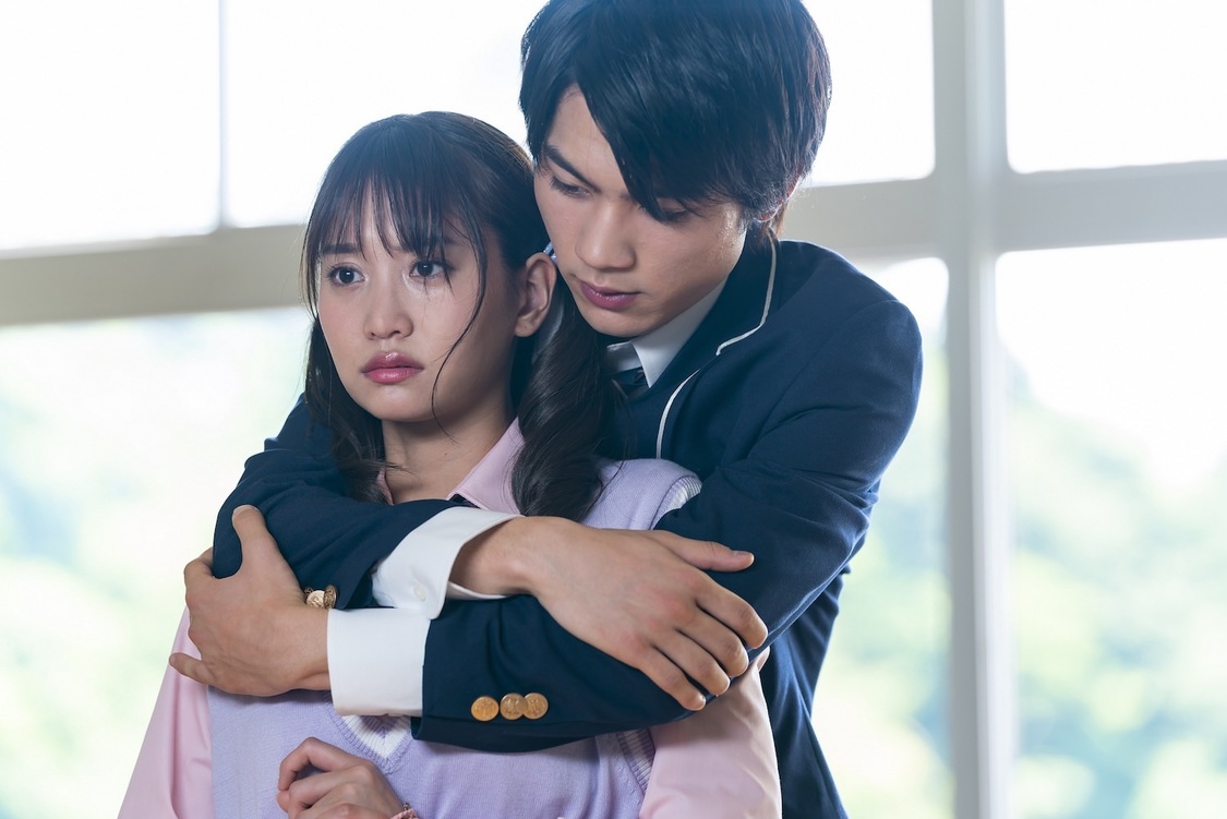 劇中で撮影しているキラキラ青春映画『僕に今日、天使の君が舞い降りた』、通称「ボクキョー」の１シーン。【主演俳優】桜庭勇也（板垣瑞生）が【ヒロイン】牧村百瀬（永尾まりや）を優しく“バックハグ”。