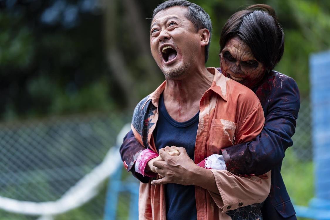 撮影が難航し激高した監督の土田（川瀬陽太）は現場を放り出すが、呪われた桜庭勇也（板垣瑞生）に捕まり、恐怖の“バックハグ”をされ絶叫。