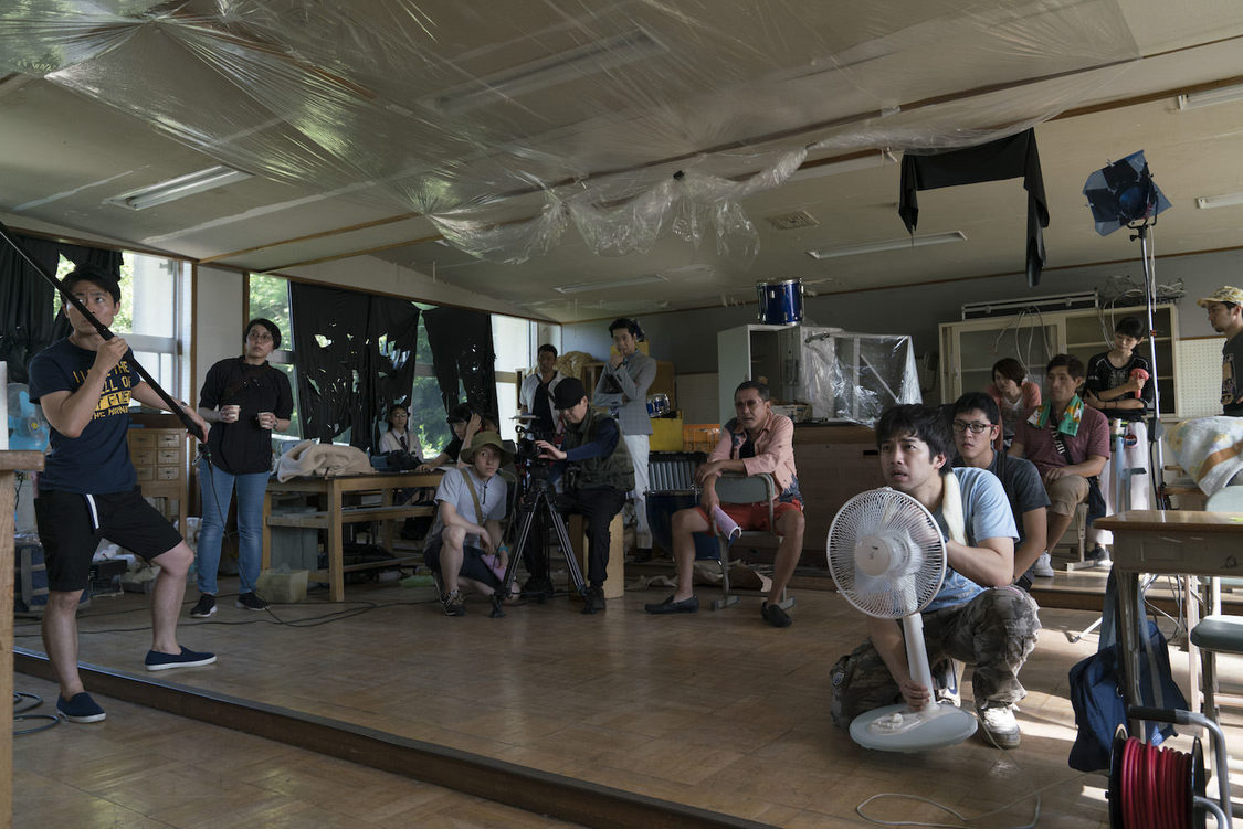 とあるキラキラ“壁ドン”映画のスタッフ一同。低予算で過酷な撮影現場で、疲れ切っているキャスト・スタッフたち。