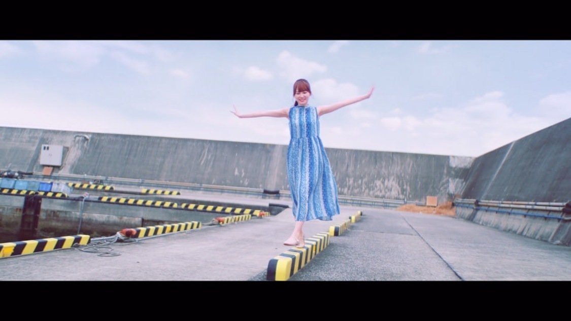 日向坂46「ママのドレス」MVより