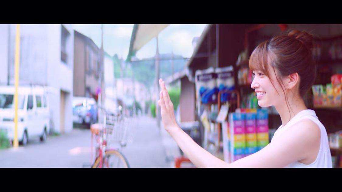 日向坂46「ママのドレス」MVより