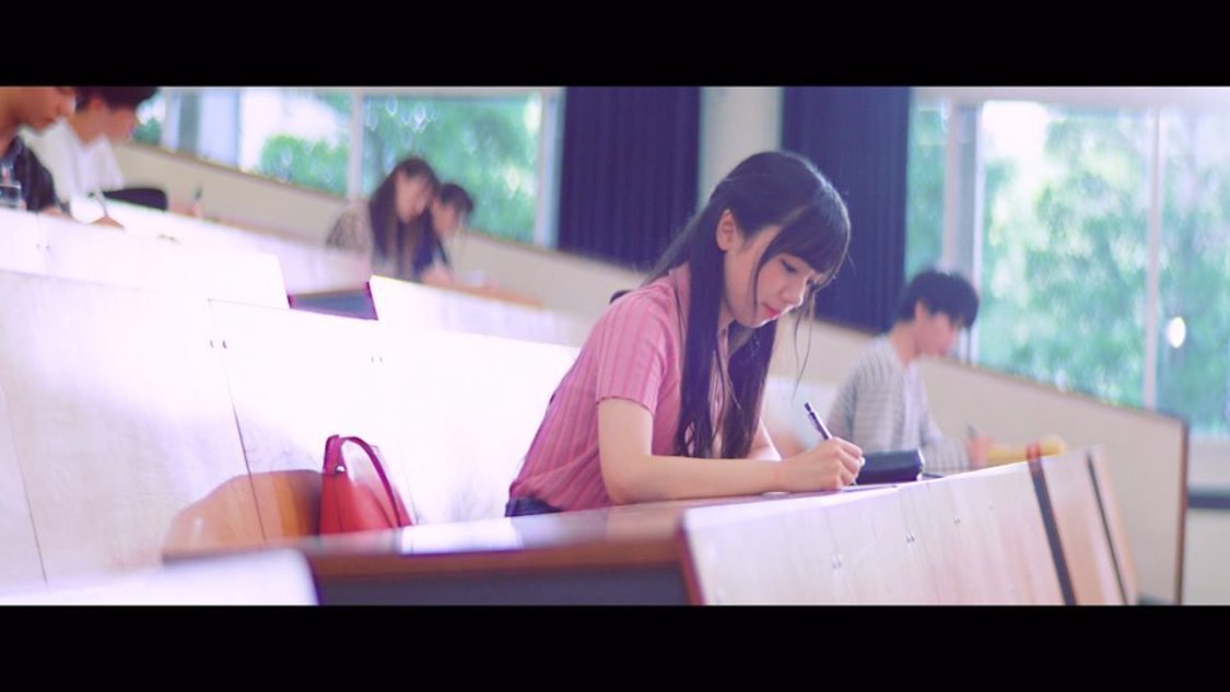 日向坂46「ママのドレス」MVより