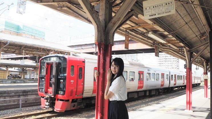 JR鳥栖駅のプラットフォームの支柱を思わず抱きしめる瀧野。なんとそれは、明治時代に製造されたドイツUNION社の名前が入ったレールだった。