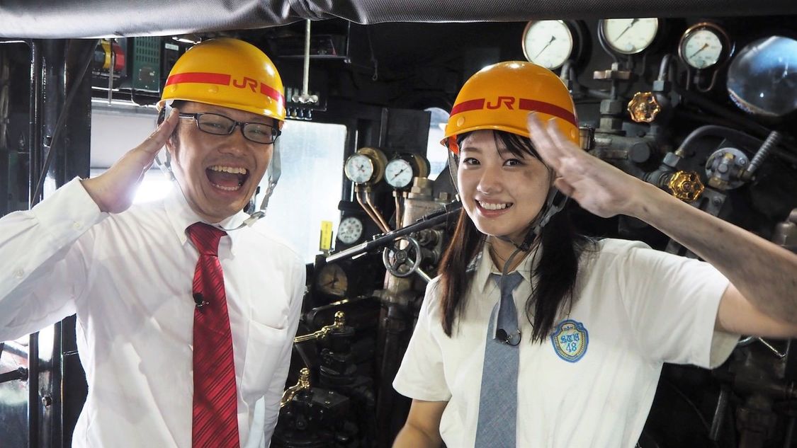 熊本車両センターで観光列車に乗車。『SL人吉』運転席にて敬礼ポーズ。左はホリプロマネジャー南田裕介。