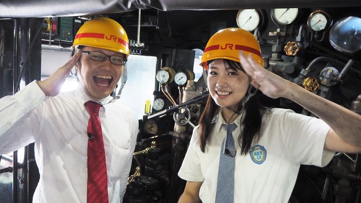 熊本車両センターで観光列車に乗車。『SL人吉』運転席にて敬礼ポーズ。左はホリプロマネジャー南田裕介。