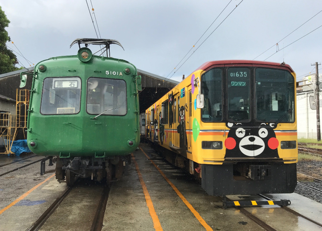 左が“青ガエル”5000系。