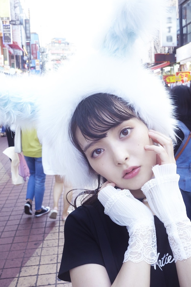 上坂すみれ写真集『すみれいろ』（東京ニュース通信社刊）