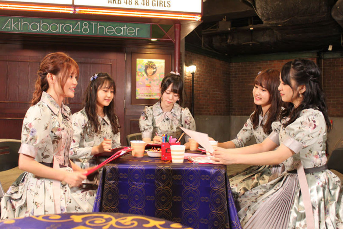 構成会議の様子。左から、込山榛香、鈴木くるみ、西川怜、前田彩佳、向井地美音