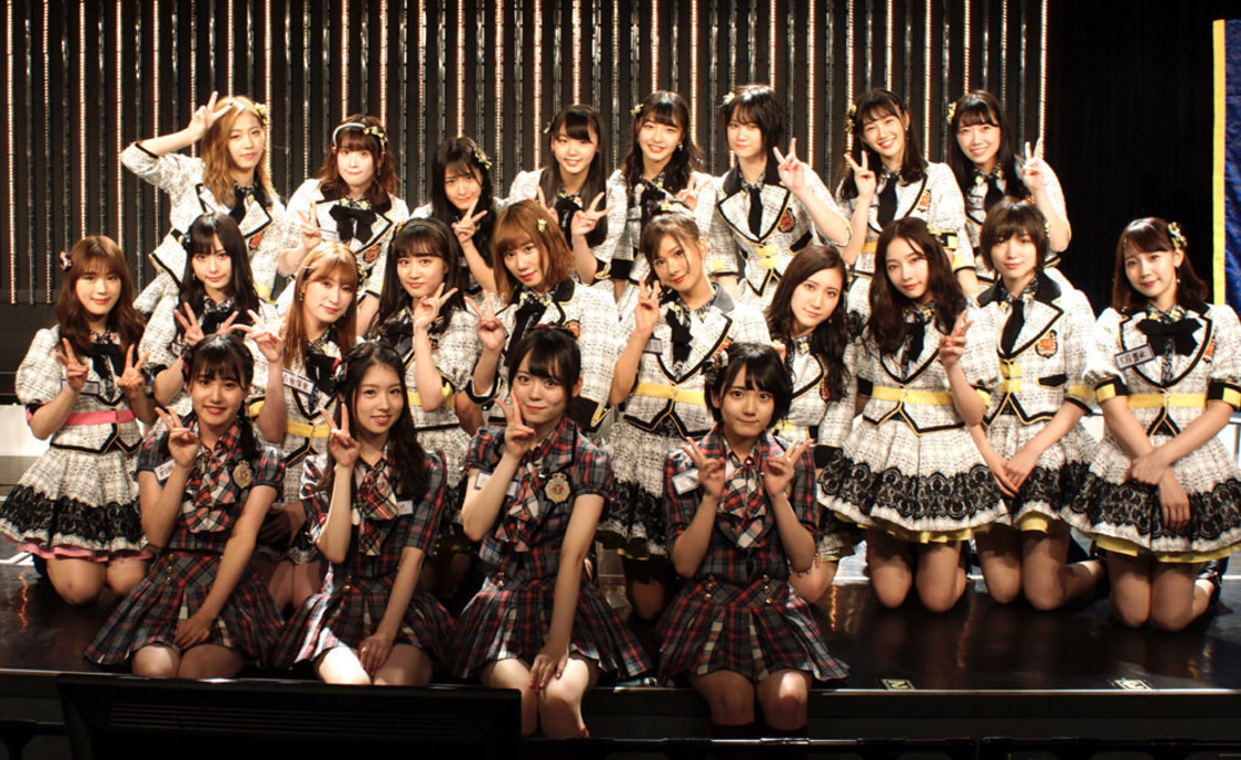 NMB48メンバーと。AKB48メンバーは、前列左から、前田彩佳、岩立沙穂、西川怜、田口愛佳