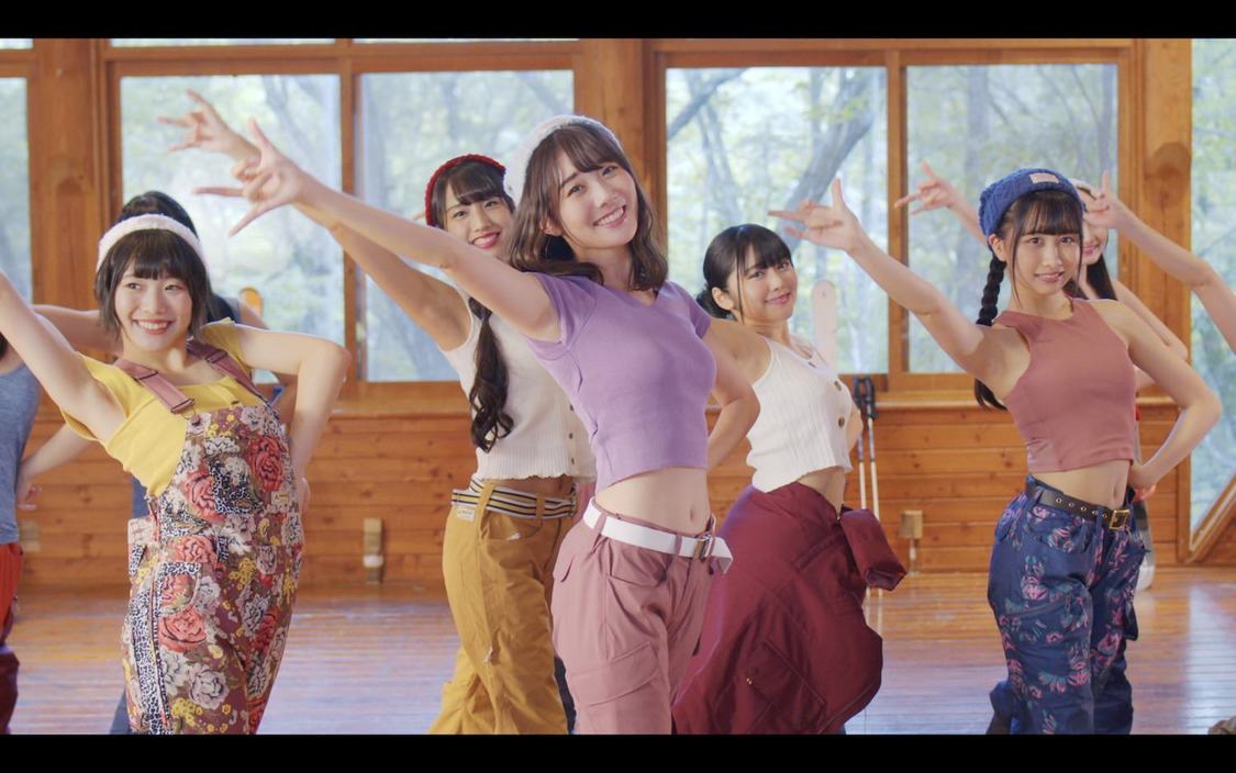 「Snowing Love」MVより