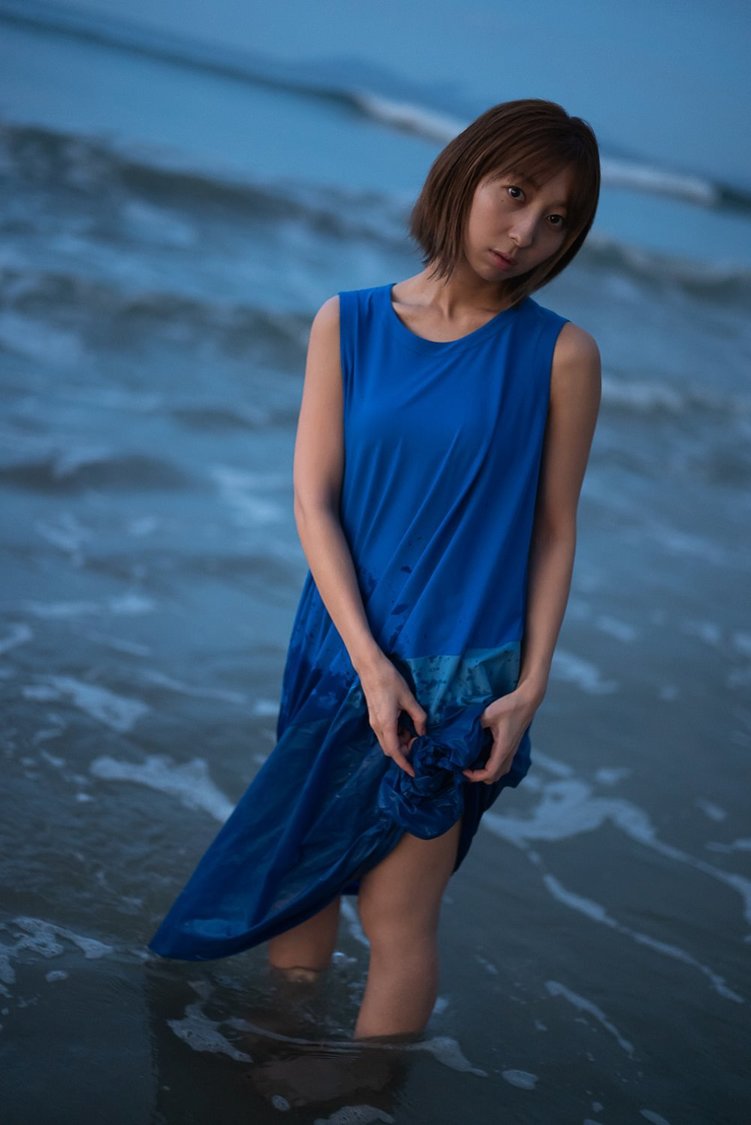 『飯田里穂写真集（仮）』（東京ニュース通信社刊）より