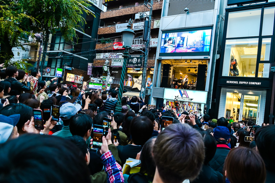 山本彩 3rdシングル「追憶の光」リリース記念フリーライブ｜アメリカ村・三角公園（2019年11月24日）