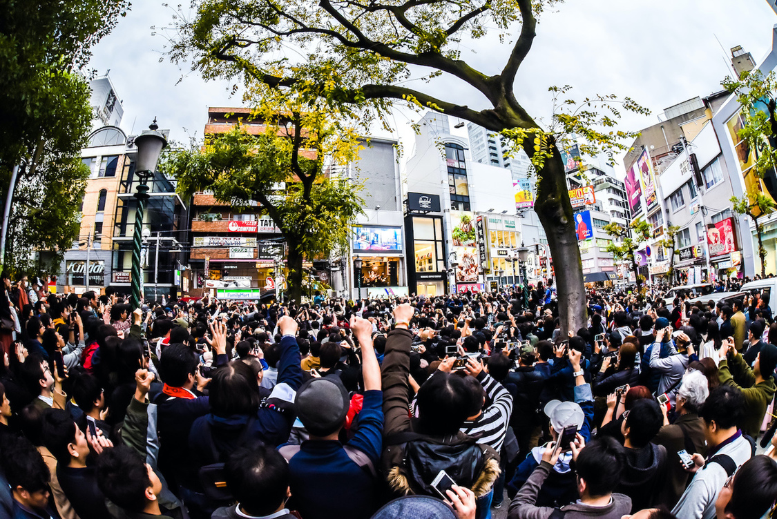 山本彩 3rdシングル「追憶の光」リリース記念フリーライブ｜アメリカ村・三角公園（2019年11月24日）