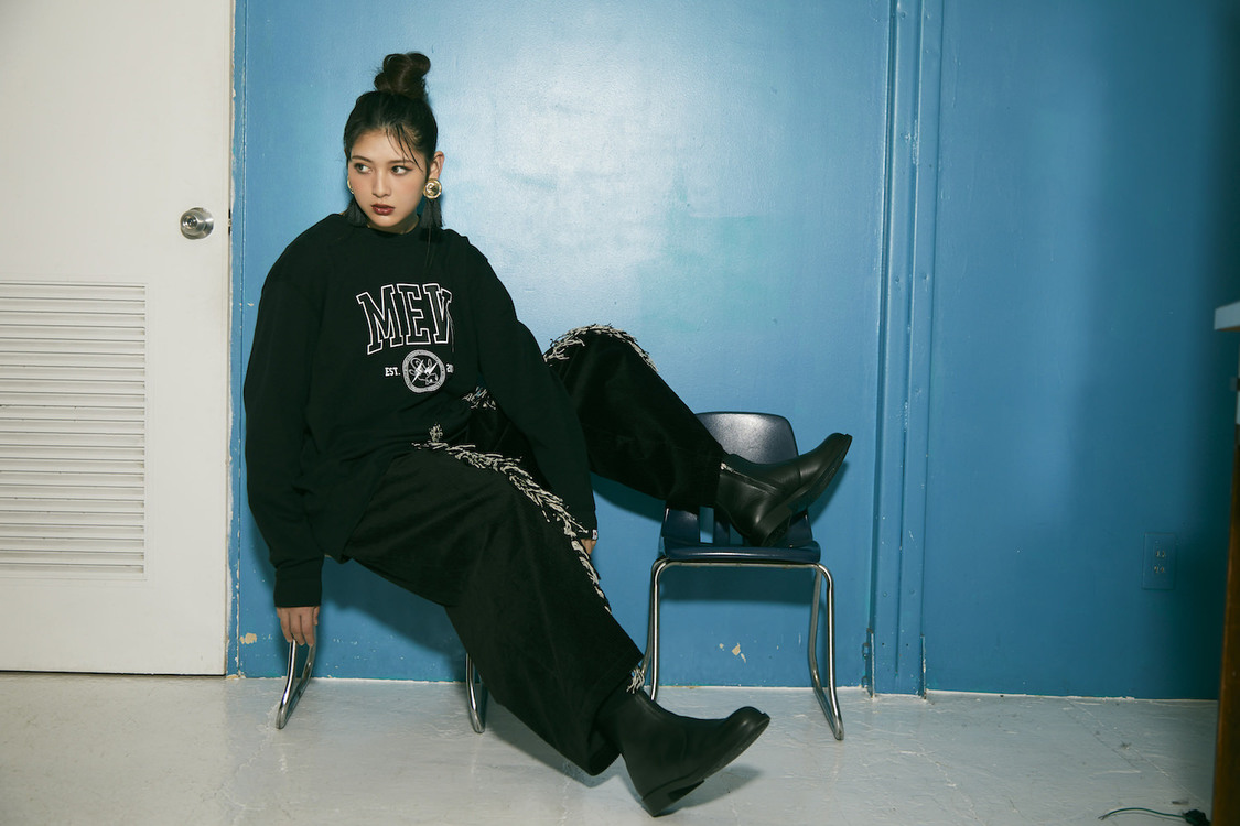 アンジェラ芽衣『smart』アザーカット