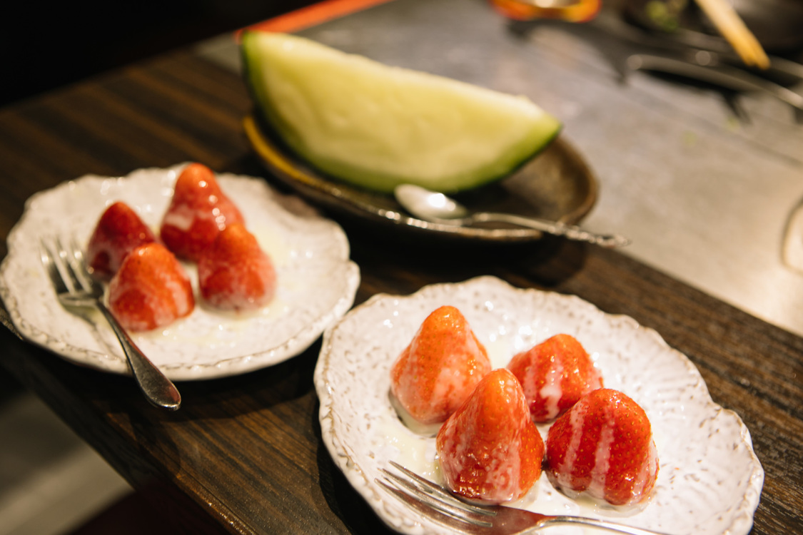 まるごとイチゴ（写真手前）、まるごとメロン（写真奥）｜『博多焼肉 玄風館 龍 恵比寿店』