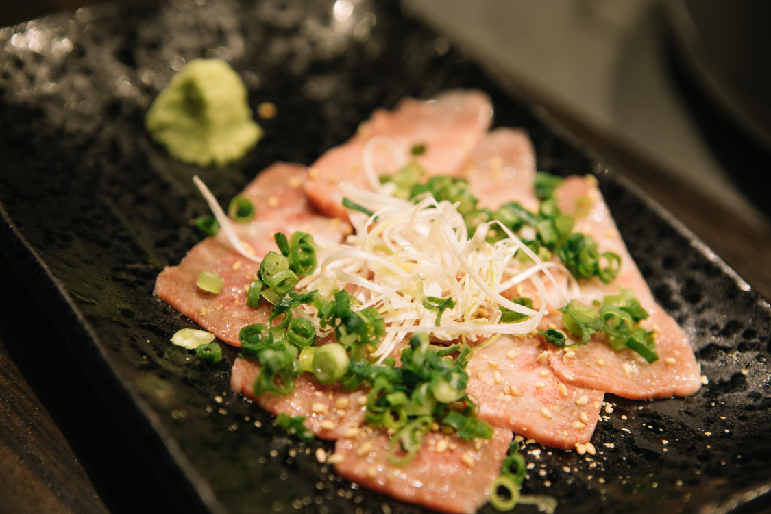 炙り牛トロ刺し｜『博多焼肉 玄風館 龍 恵比寿店』