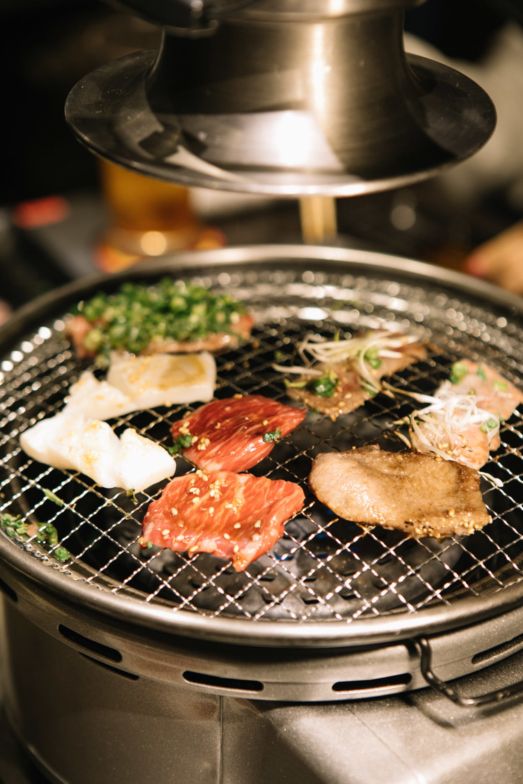 焼肉が見事に焼かれている様子｜『博多焼肉 玄風館 龍 恵比寿店』