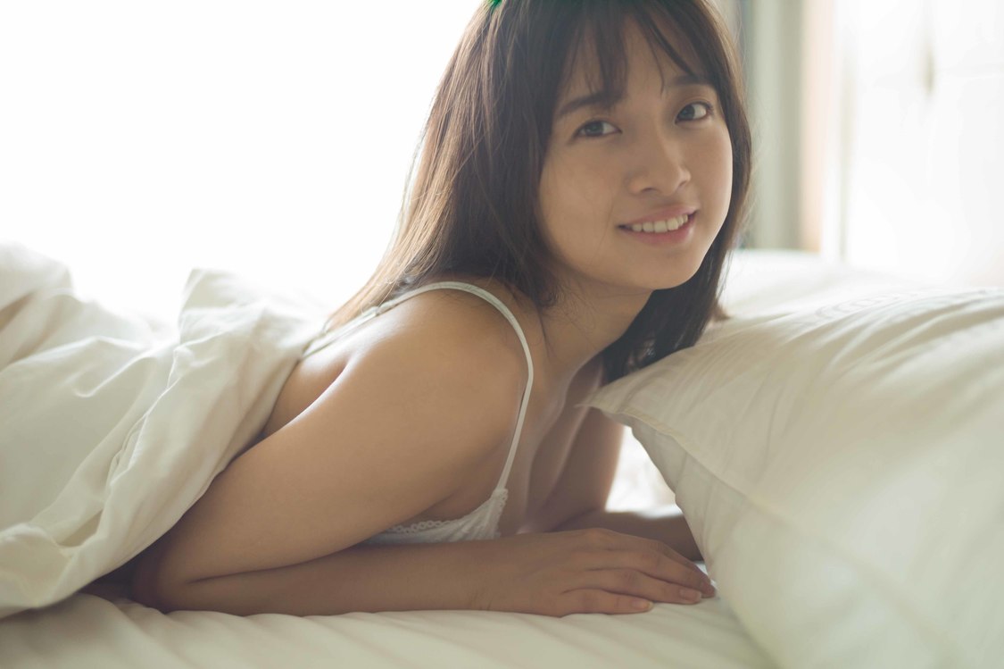 渡邉幸愛1st写真集より