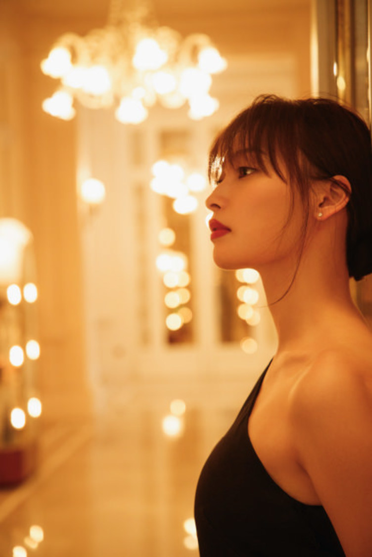 『BEBEAUTIFUL AyaOmasaBeautyBook』巻頭グラビア（©SDP）