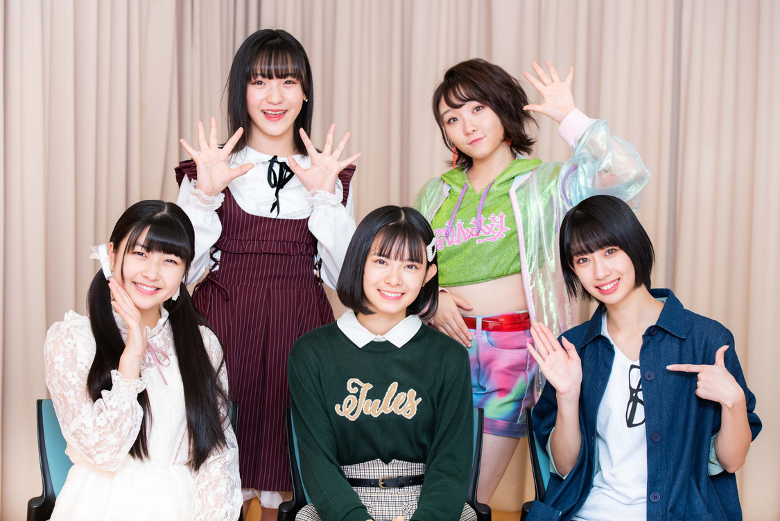 雨ノ森 川海(上段左から：清野桃々姫、高瀬くるみ／下段左から：岡村美波、山﨑夢羽、前田こころ)