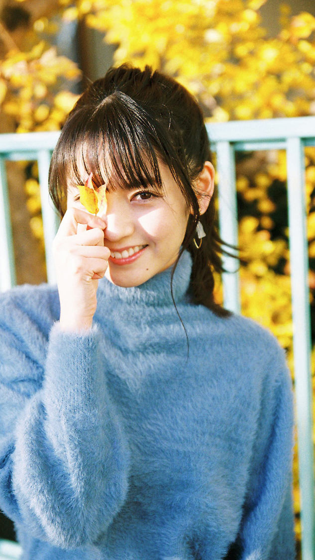 季節感のあるイチョウをバックに、 カメラ目線でほほ笑む｜道重さゆみ「いいスマホは、OCN モバイル ONE。」キャンペーン