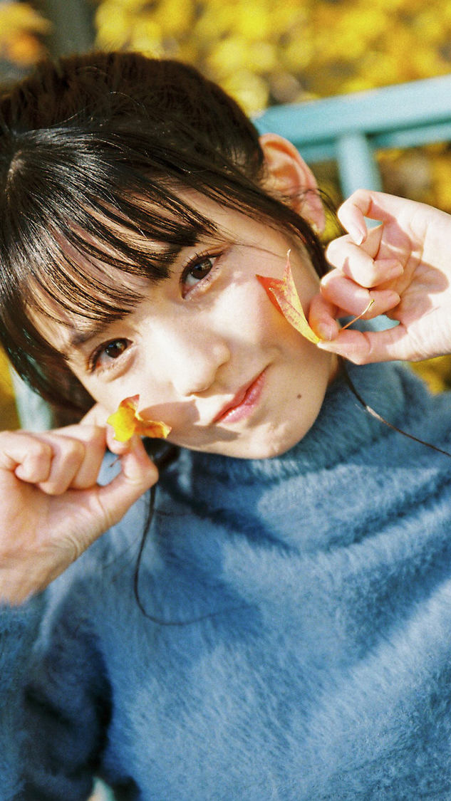 季節感のあるイチョウをバックに、 カメラ目線でほほ笑む｜道重さゆみ「いいスマホは、OCN モバイル ONE。」キャンペーン