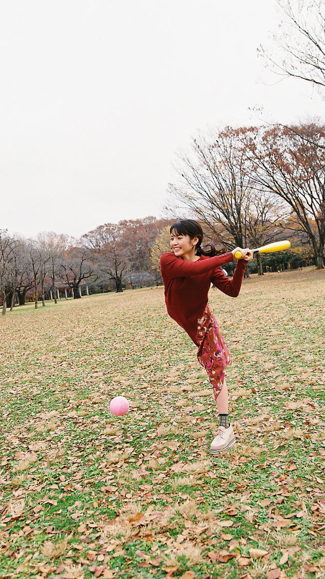 公園でアクティブにバッティング｜道重さゆみ「いいスマホは、OCN モバイル ONE。」キャンペーン