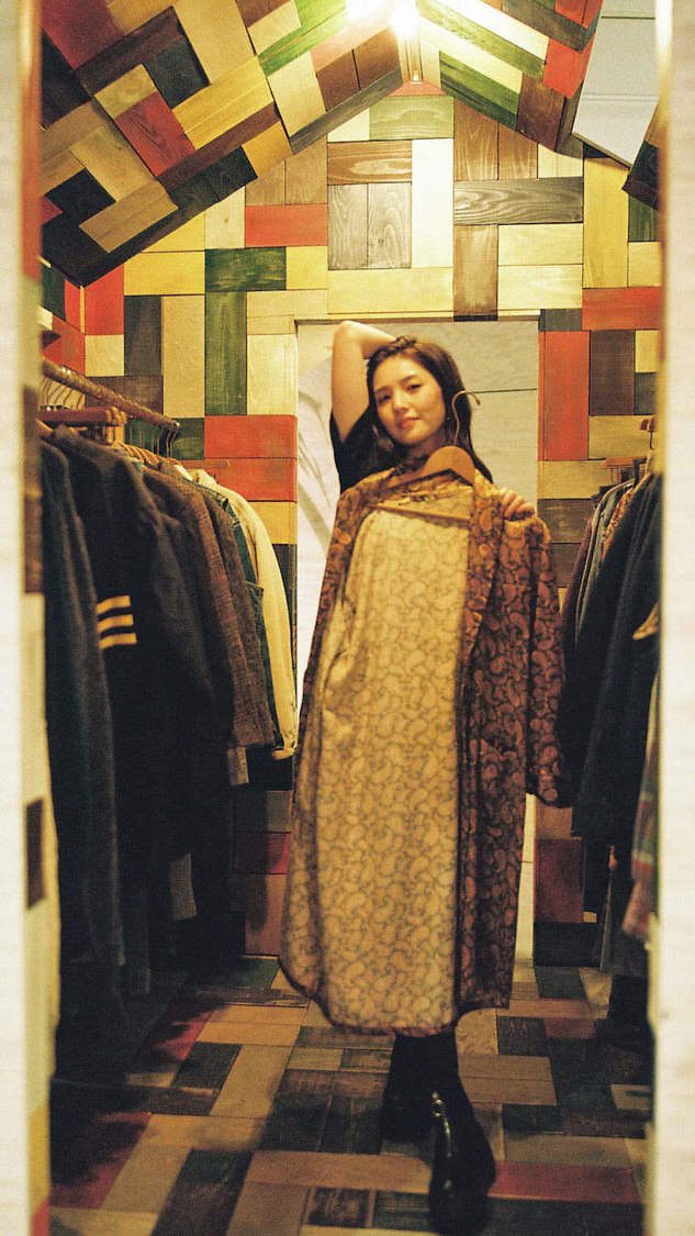 古着屋を訪れ、服をあててポージング｜道重さゆみ「いいスマホは、OCN モバイル ONE。」キャンペーン