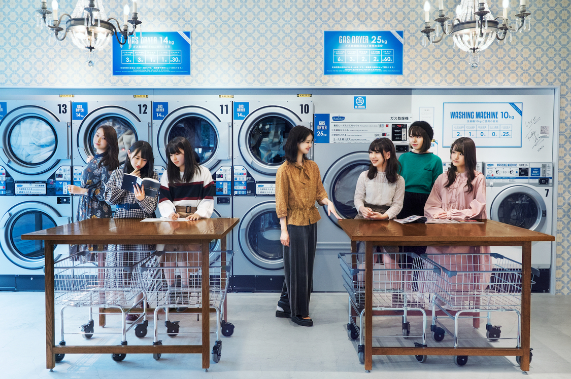 写真左よりMnM（みなみ）、AsM（あさみ）、AkR（あかり）、FyK（ふゆか）、MyN（まゆな）、AsU（あすか）、AnN（あんな）