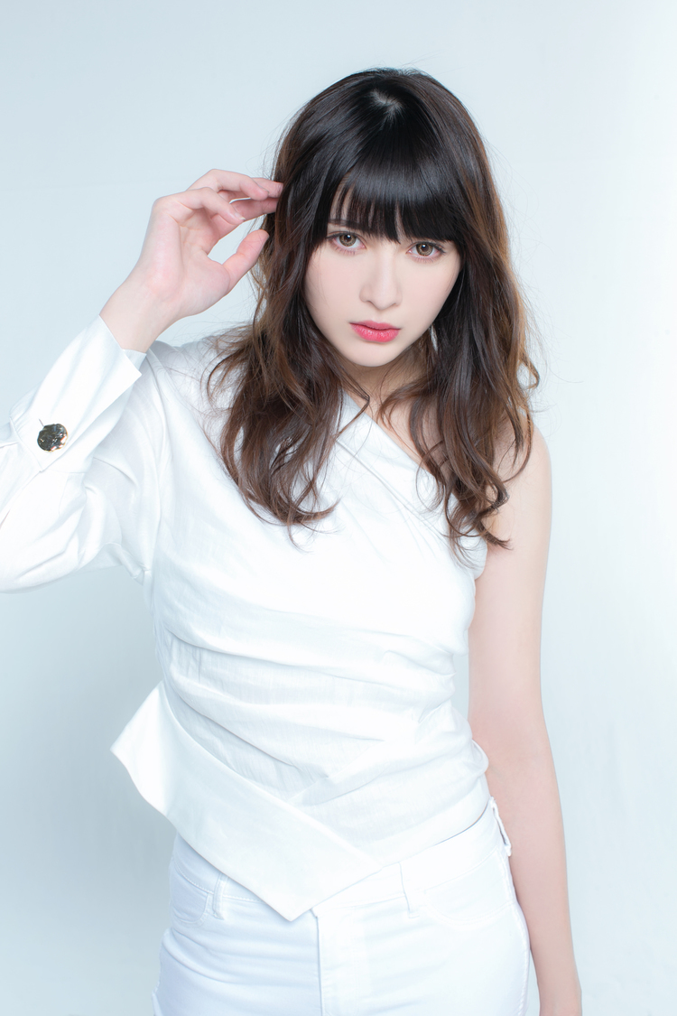 アンジェラ芽衣｜カメラマン (c)佐賀章広