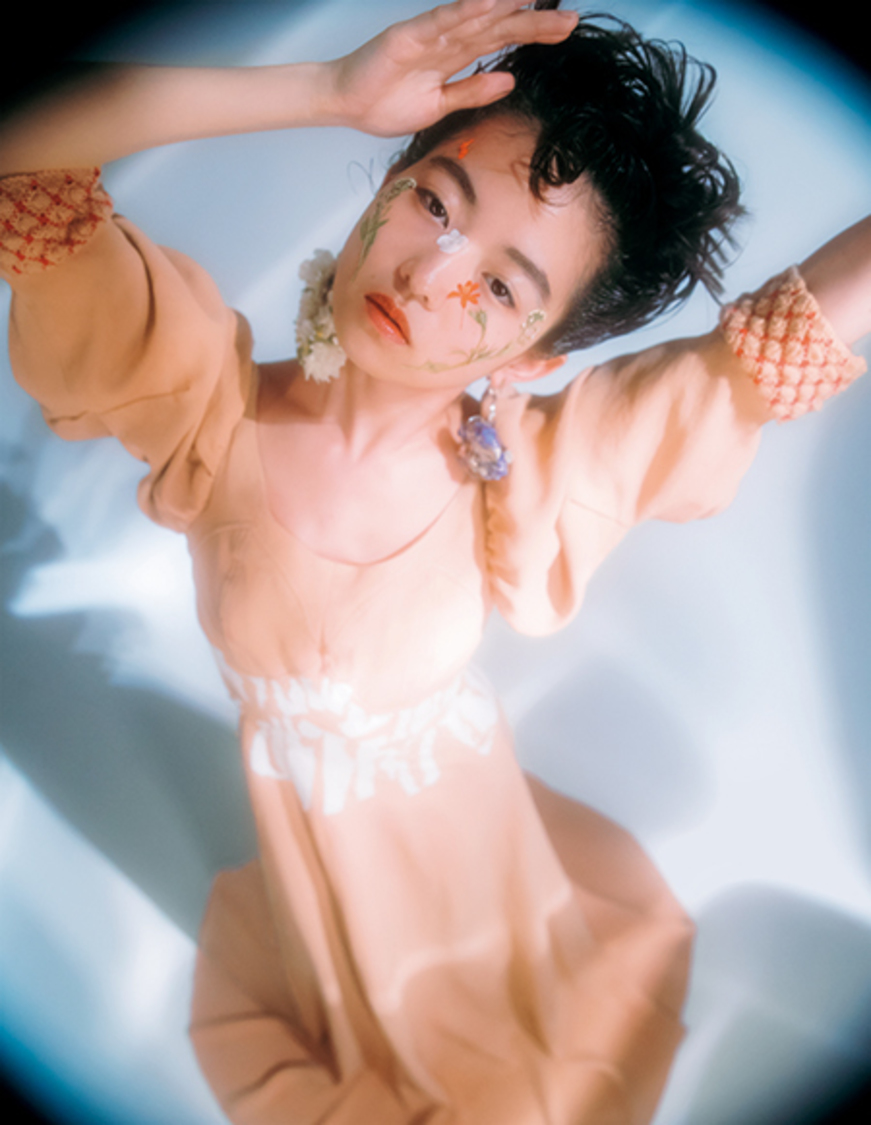 伊藤万理華／『装苑』 2020年3月号／撮影：TOKI