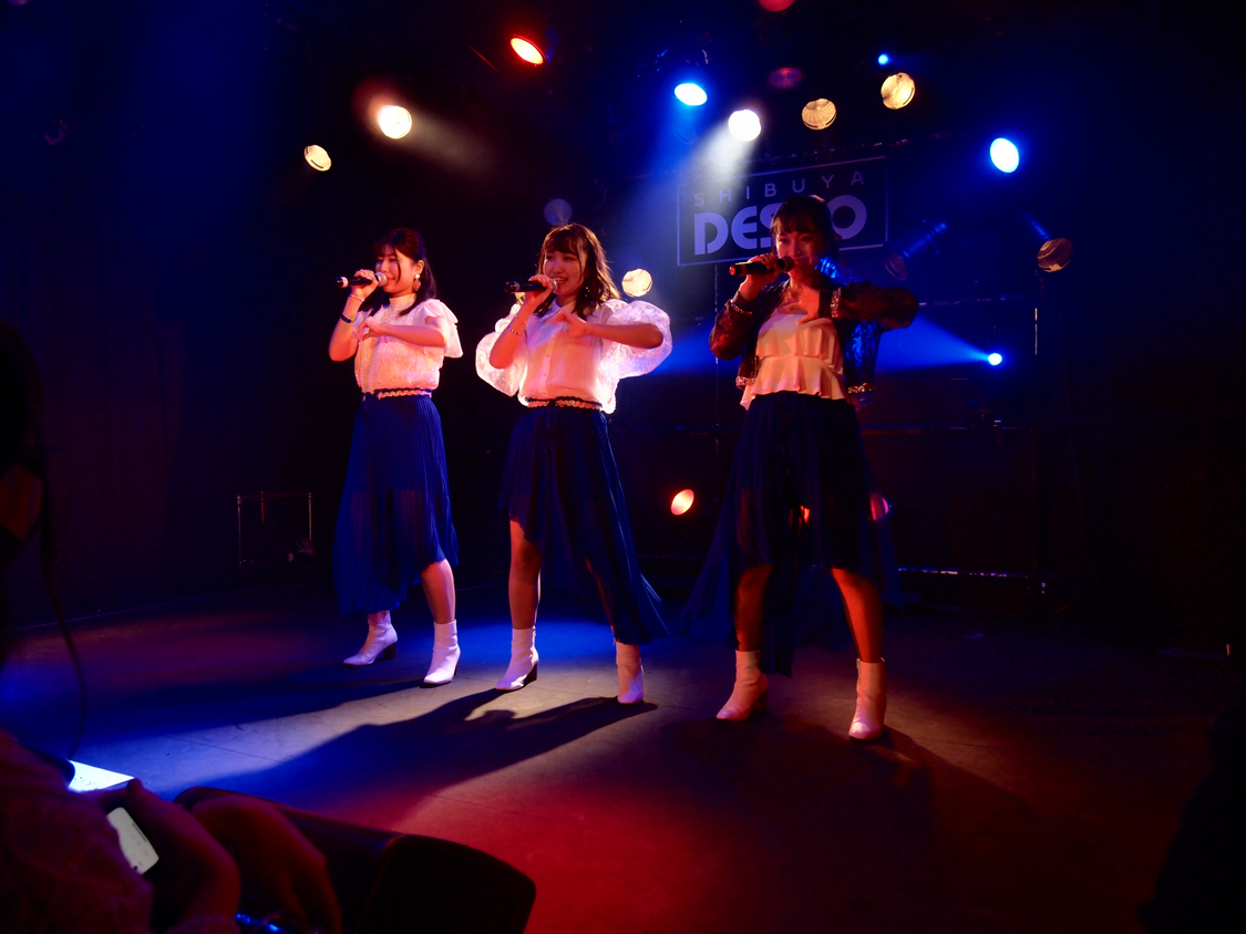 左からメンバーの成田彩、宮凪華巳、リーダーの高橋りな