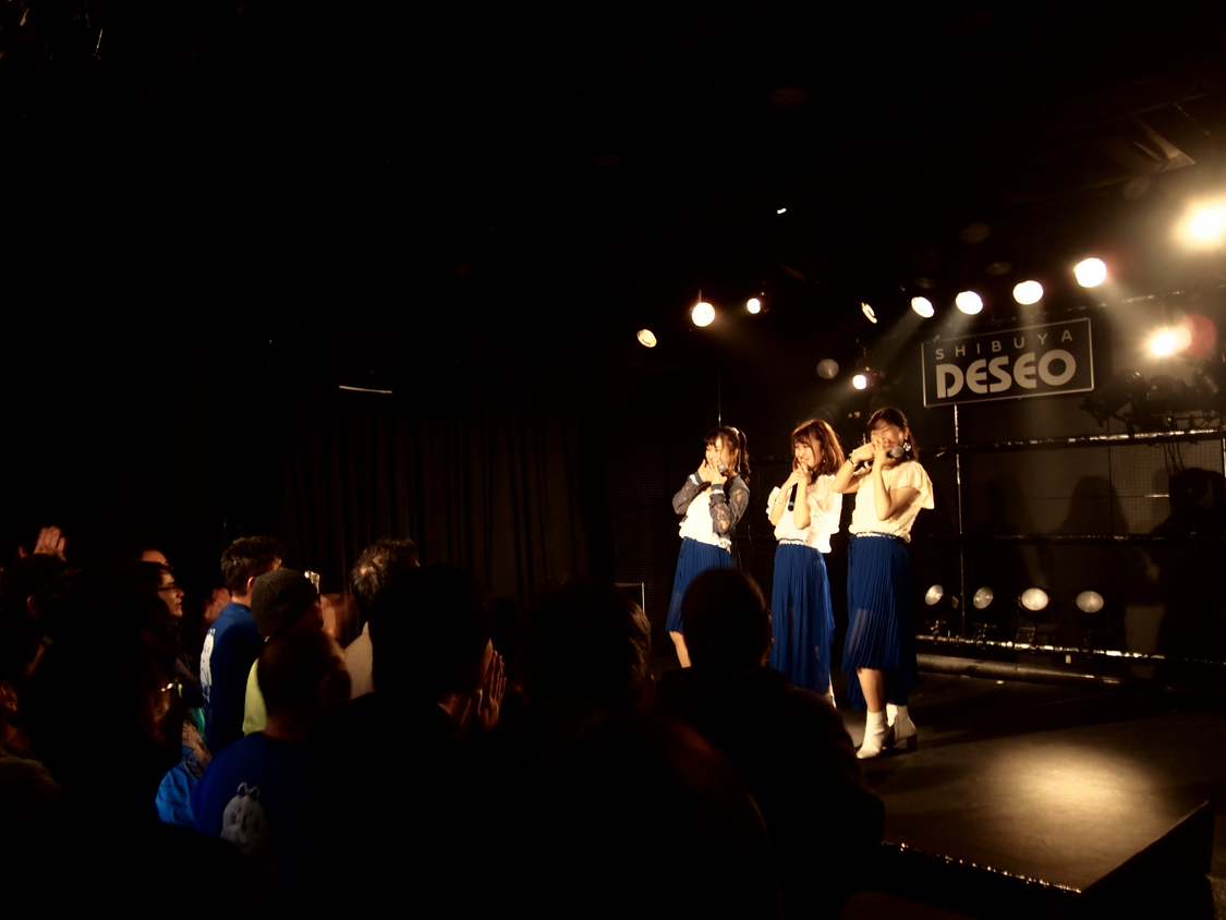 指を3本重ねる紗音都ポーズ