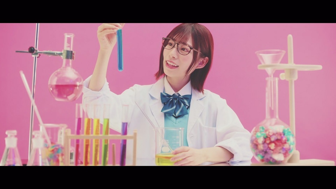 日向坂46「ナゼー」MVより