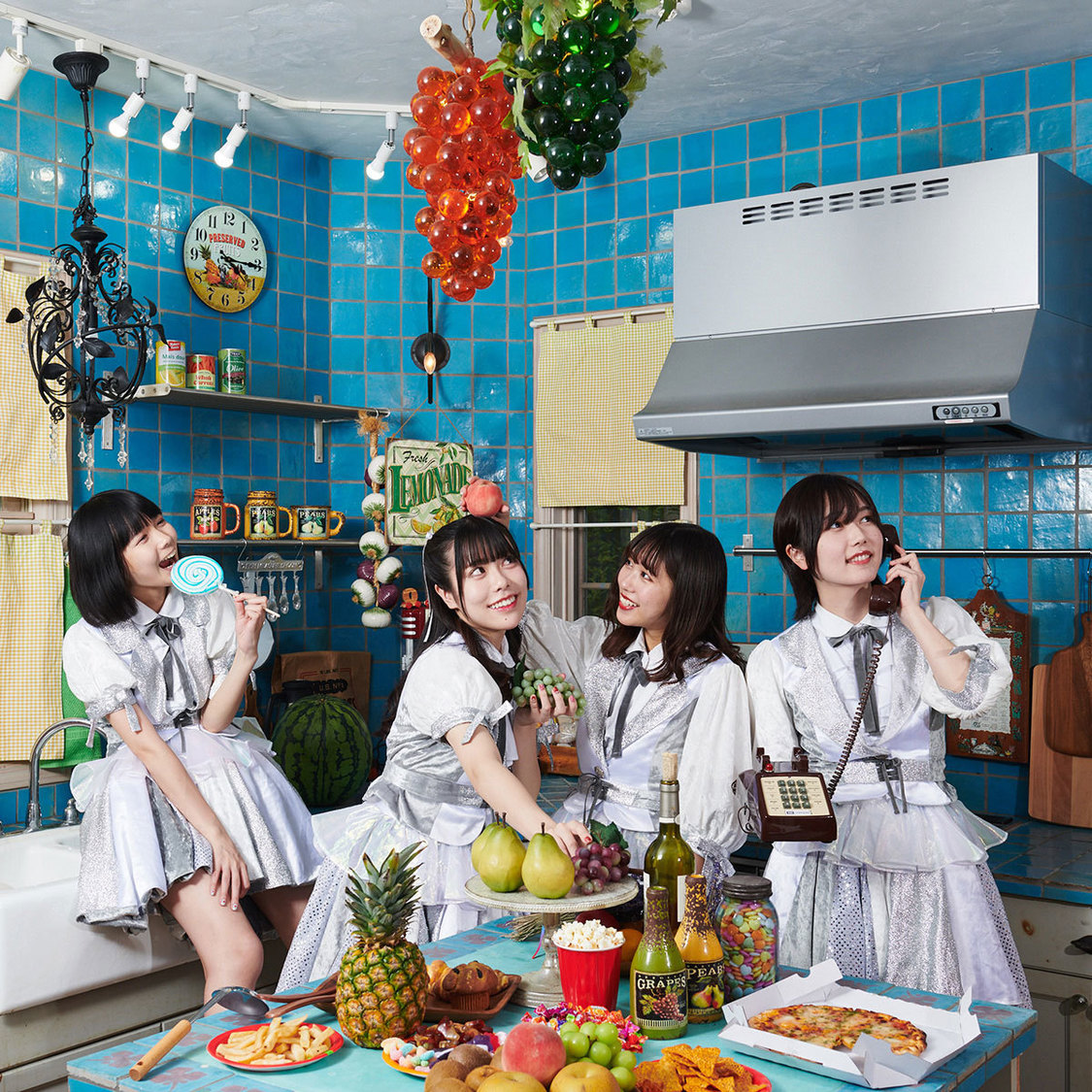 1st single「真夏の匂い」