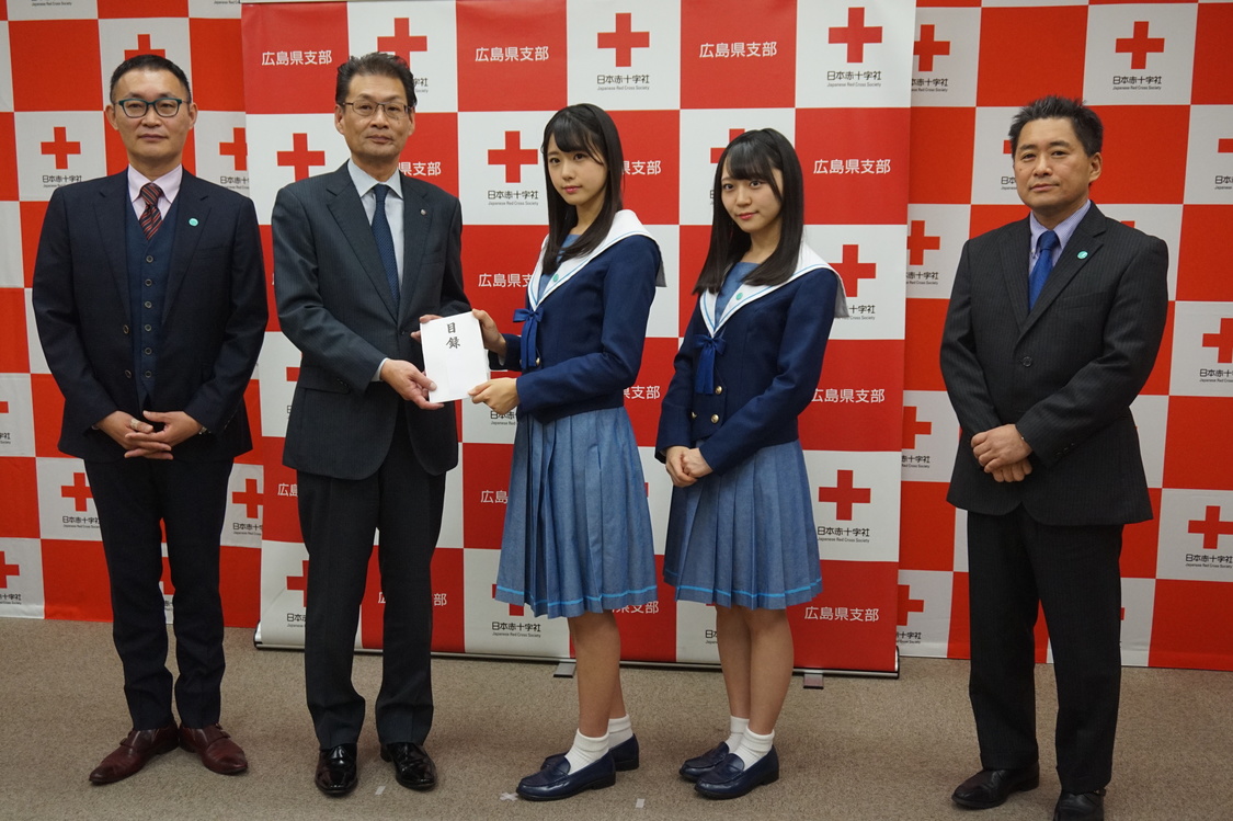 写真左から、一般社団法人せとうち観光推進機構 事業本部長 村橋克則、日本赤十字社広島県支部 事務局長 泉水 直、STU48 瀧野由美子、STU48 土路生優里、株式会社瀬戸内ブランドコーポレーション 代表取締役社長 藤田明久