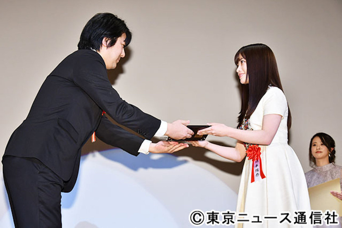 写真右：橋本環奈│上田英典TVガイド統括編集長より「TVガイド賞」として写真立てを贈呈(C)東京ニュース通信社