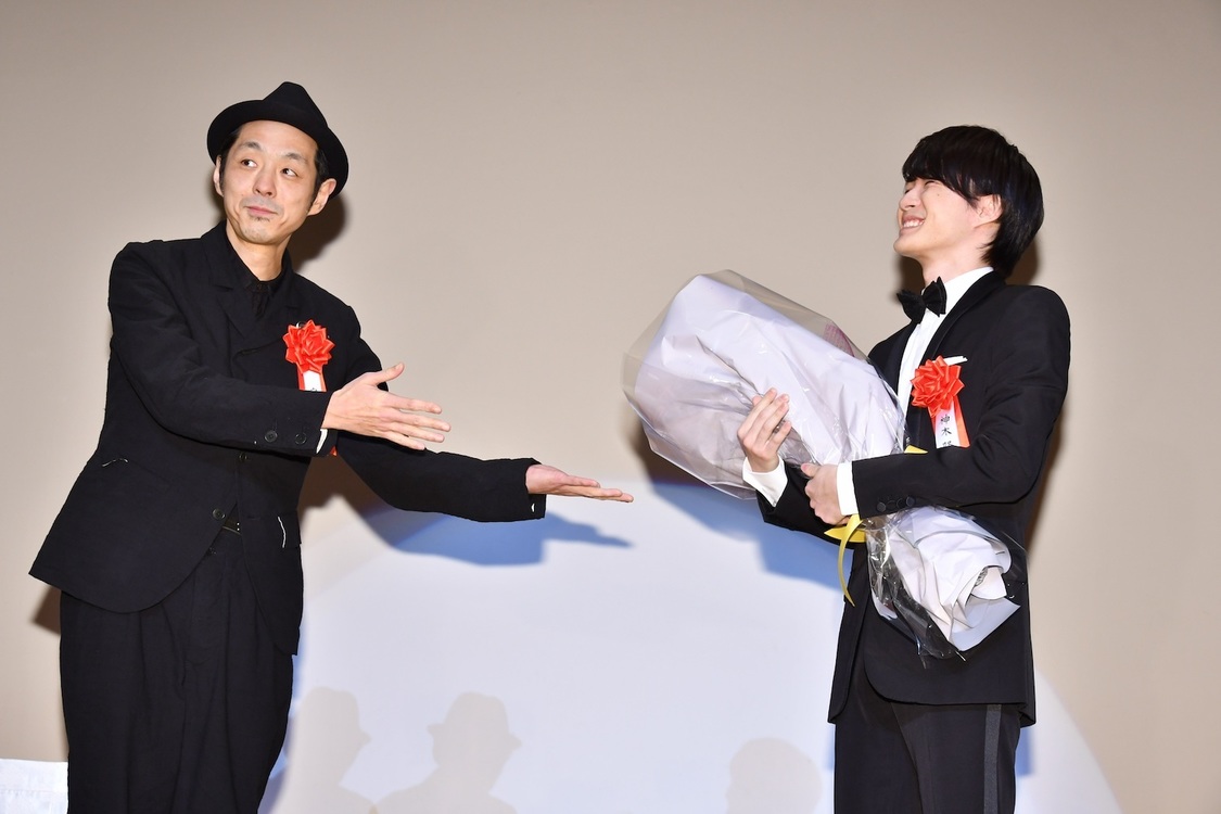 お祝いにかけつけた宮藤官九郎が、 神木隆之介に花束を贈呈(C)東京ニュース通信社