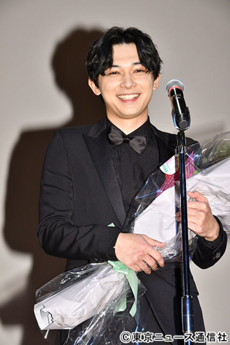 広瀬すずからのビデオメッセージに、 笑みがこぼれる吉沢亮(C)東京ニュース通信社