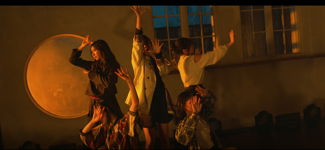 「Zili Zili Love」VISUAL MOVIEより