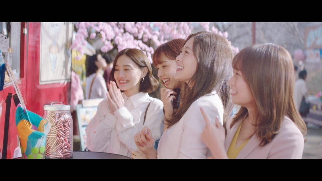 『アサヒスーパードライ』の新TVCM「桜の下で、エール篇」より